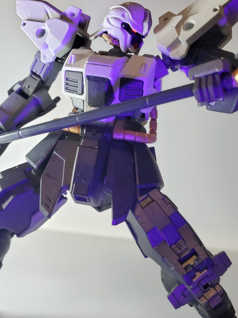 カメラを蛍光色で塗ったので、ブラックライトで光ります。