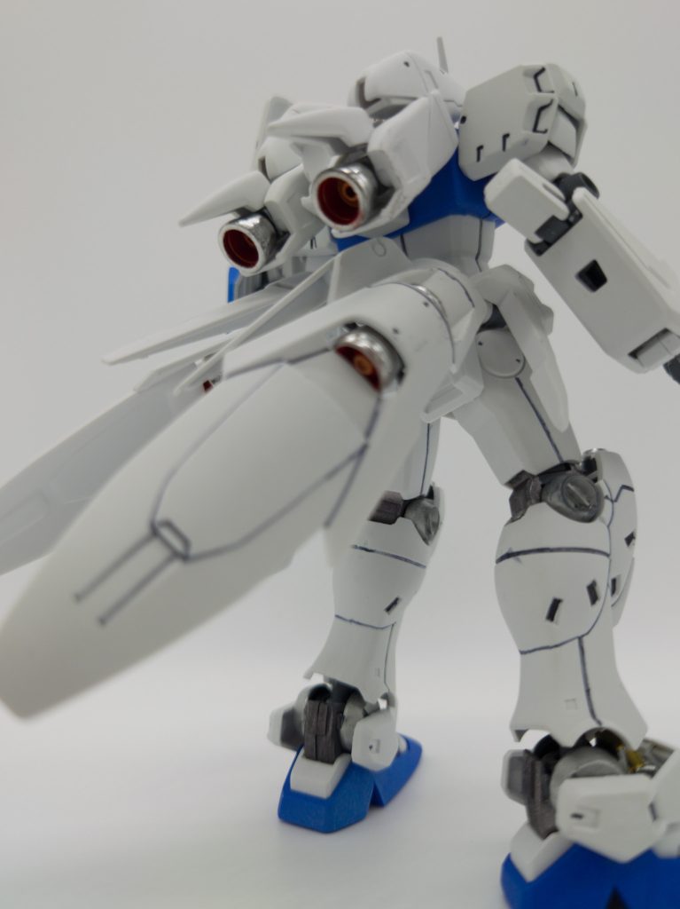 スラスターはギラギラに。シリンダー部分はゴールドで塗っていたりします。