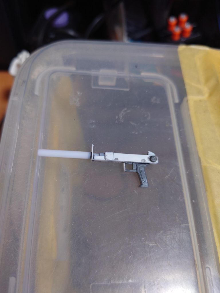 専用ビームライフルグリップ部分だけは作り方が思い浮かばなかったので、ジャンクのビームスプレーガンから切り離して使用しました。