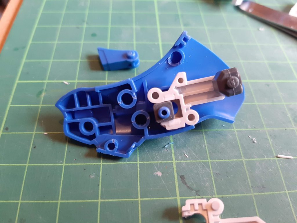 後ハメ加工その1。スネ内の白いパーツは、天井部分(画像のポリキャップのハマっているあたり)をくり抜いて、下からはめられるようにしました。