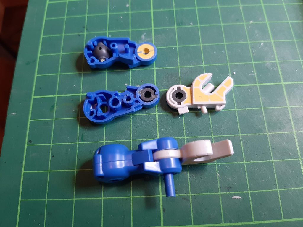 後ハメ加工その2。腿と膝パーツはマルイチ部分に穴を開けて、ランナーで軸を新造。マルイチの蓋を作って目隠しとしました。