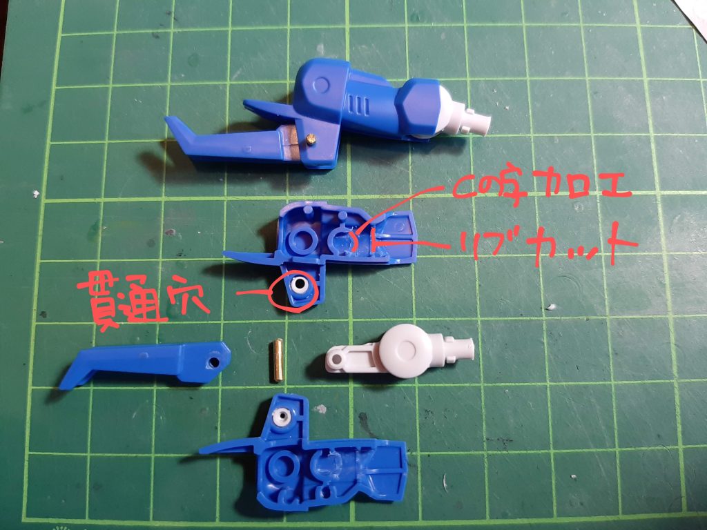 後ハメ加工その3。肘と前腕はCの字カットなどであとからはめられるようにしました。爪は、外から貫通穴を開け、真鍮線で軸を作って塗装後に取り付けられるようにしてあります。穴は、ディテールにもなるプラバンパーツで隠しました。