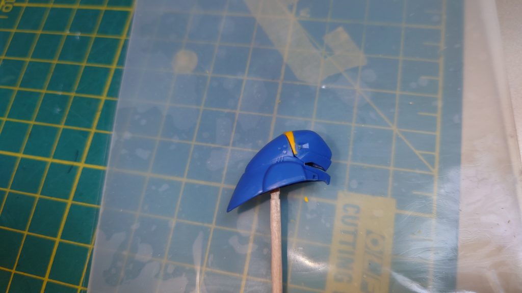 細目にするためにポリパテでおでこパーツの後ろを延長してみました。始めて瞬着をパテ代わりに使ってみました。