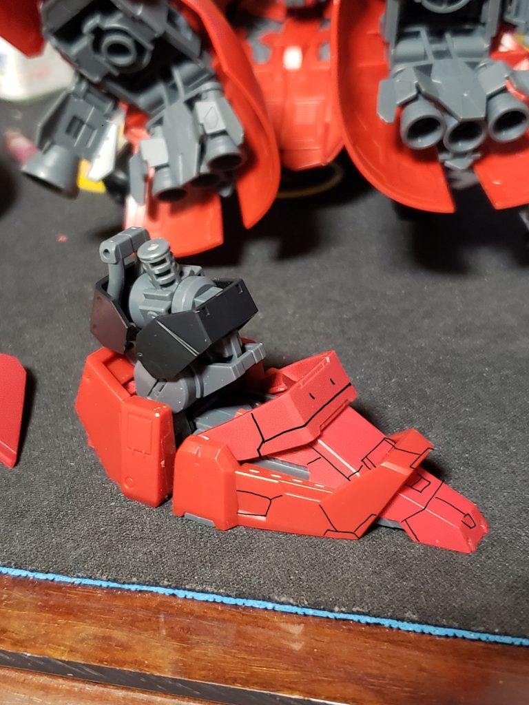 自分が筋彫りする時は一旦パーツを写真に収めてから大体のイメージを書き込んでから向かいます。実際に数本だけ彫って仮組み→バランスを確認しながら調整という感じで自分が納得する状態になるまで繰り返します。下書きは大事ですね!