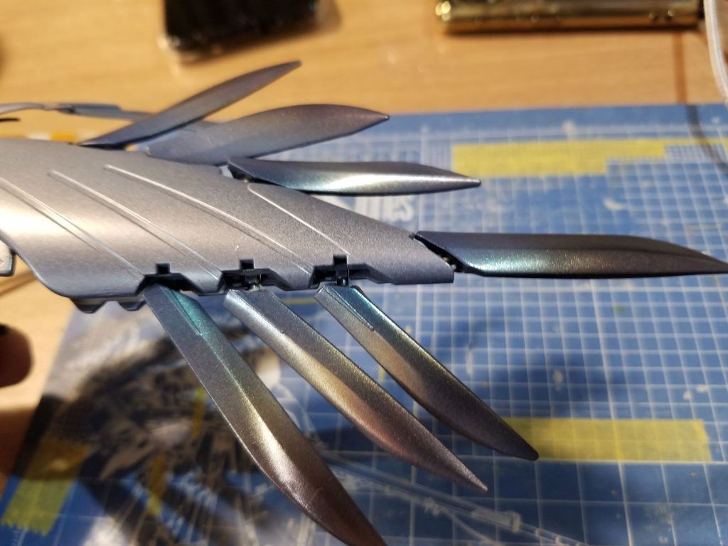 羽根のグラデーションボツ案彩度が低く、青みが強すぎたのでやり直しました。