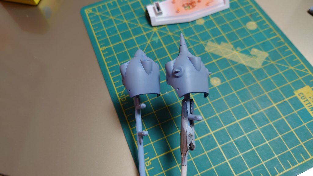 肩アーマーは合わせ目が気になったので、適当ですが消しました。穴の部分は綿棒に紙ヤスリを貼り付けてグリグリと。