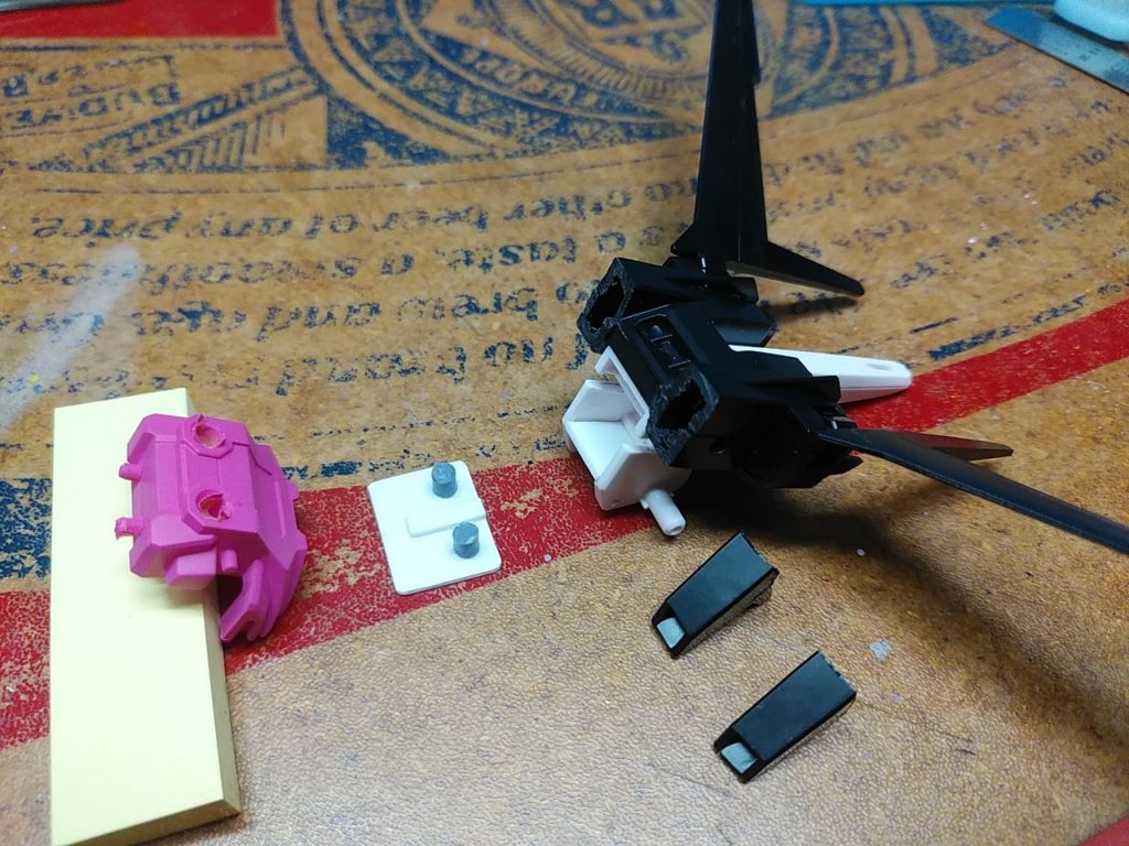 <ルージュのエールパック改造>プラモの改造は初挑戦でした!そのままでは組めない為、先端を切断。さらに、接続用のパーツを作成。