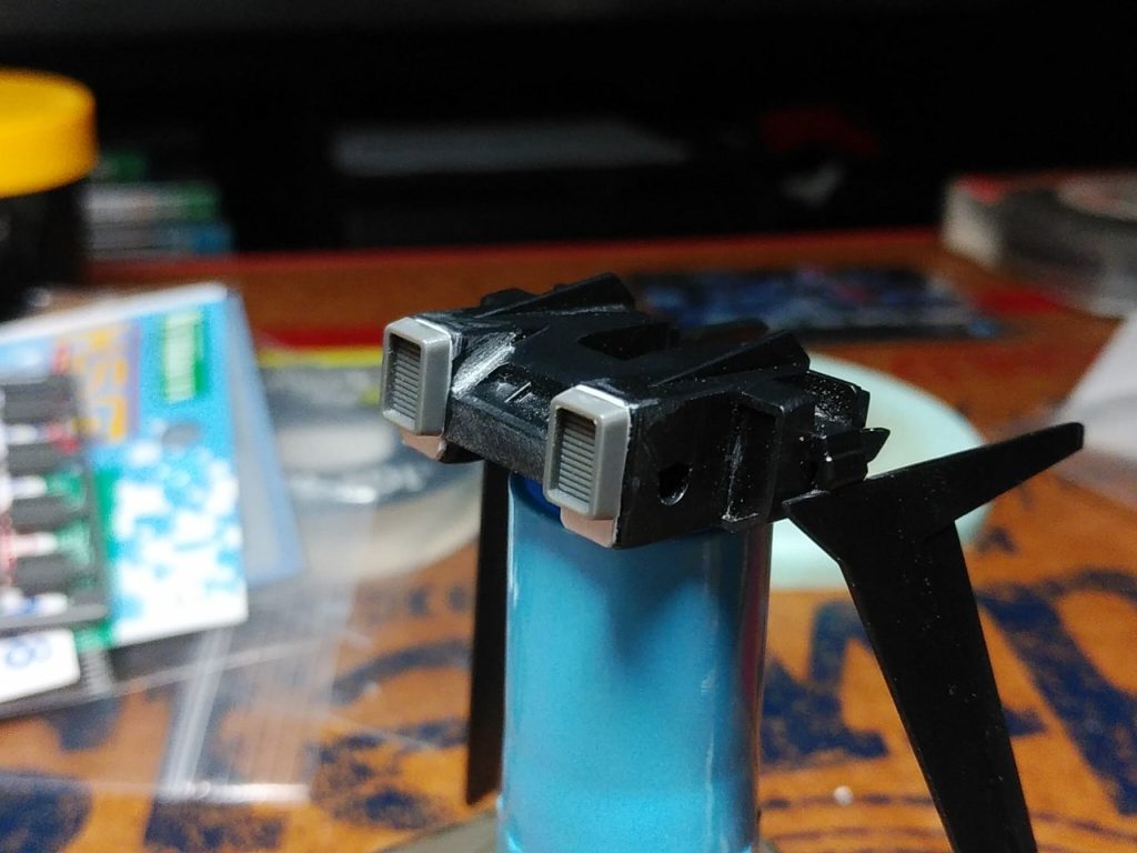 切断部は、プラ板を貼り、ダクトノズル(壽屋のもの)を貼り付け。接着部の凹み部分は、瞬間接着剤を盛り、平らにやすりがけ。