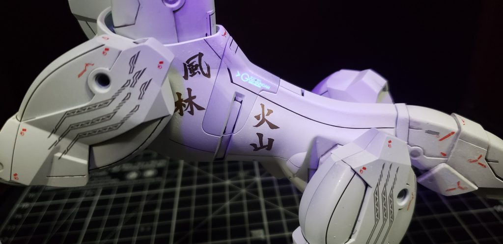 白パーツに白い蛍光デカールを貼ると、ライトを照らした時だけ文字が浮かぶことに今更気付いた(´・ω・｀)