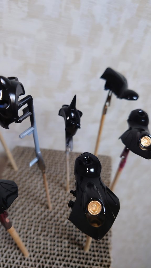 塗装はバーニアなどの内部は金本体はつや有りの黒関節などは黒鉄色で、場所によってつや消したり、そのままだったり。