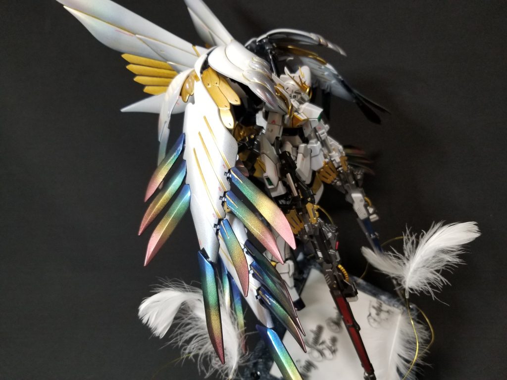 Mr.クリスタルカラーをグラデーションにする研究から生まれた作品です。旧MGの為軟質素材である羽根28枚にグラデーションを施したため苦行でした。