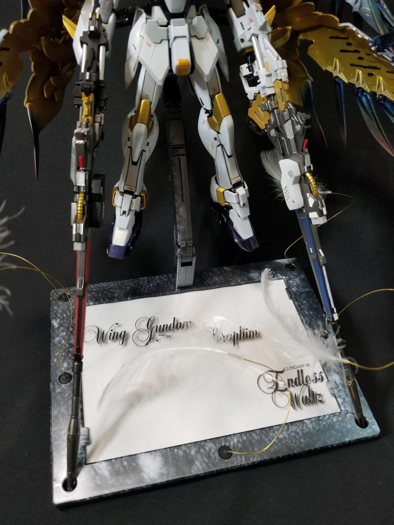 台座はアクションベース3に大理石風塗装を施しました。ウイングゼロと言えば舞う羽根なので、簡単工作で舞わせています。