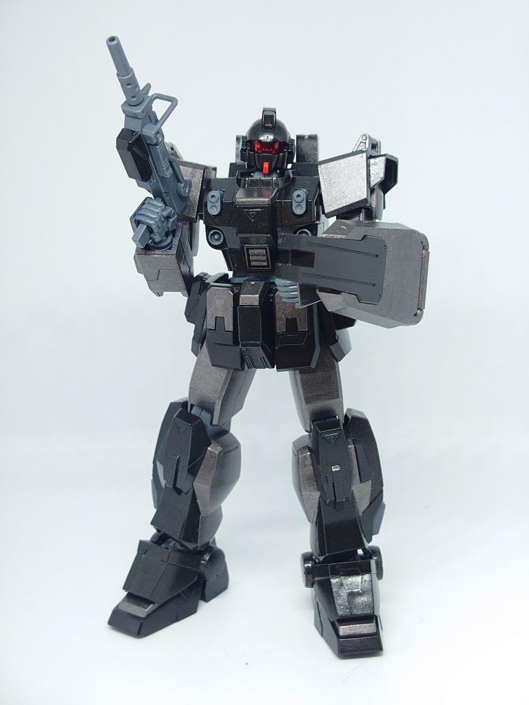 背景を白にしましたが、闇夜に赤いゴーグルアイが、浮かぶってのも面白そう。