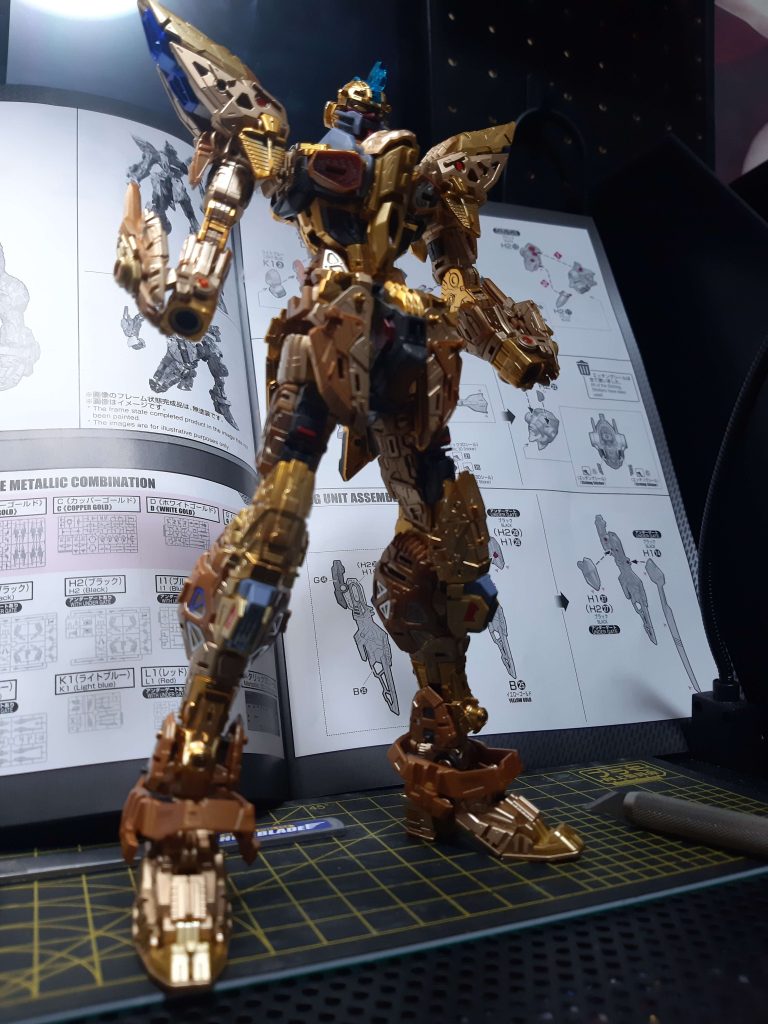 ゴールドのメタリック成型色だけはいただけなかったので、クレオスのスーパーリッチゴールドで塗装してあります