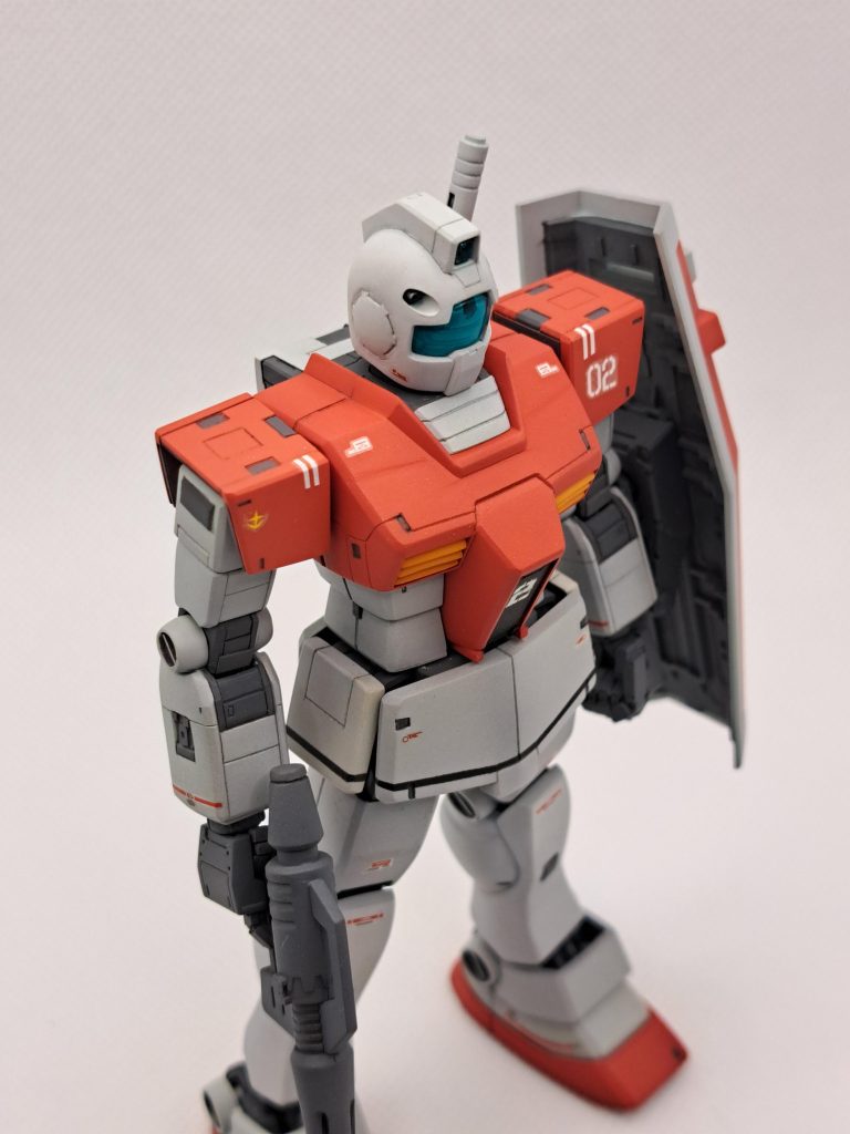 前腕部シールド穴を塞ぐ、肩アーマーは1パーツ成形だが、色んなパーツが組み合わせたようにスジボリ。