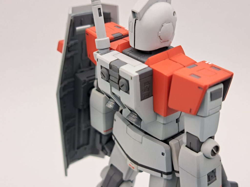 元のバックパックが気に入らないのでプラ板と市販パーツで再構成。右横にサーベルラックを取り付けそうなディテールを追加。