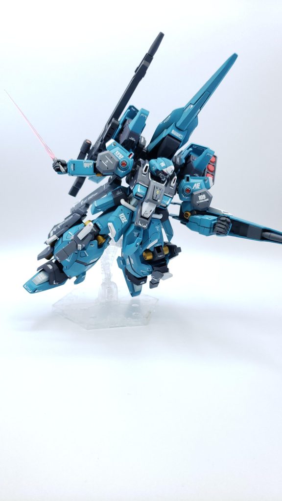 新たな試みでフォロワーさんに教えて貰った、手芸屋で買ったシルバービーズを各所に散りばめてメタルパーツ風にしています🤭