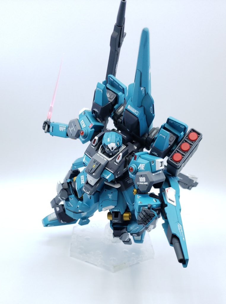 HGリゼルのレッグユニットを移植し追加スラスター＆装甲のようにしています😊コトブキヤのプロペラントタンク(角)も追加し機動力増し増し✨