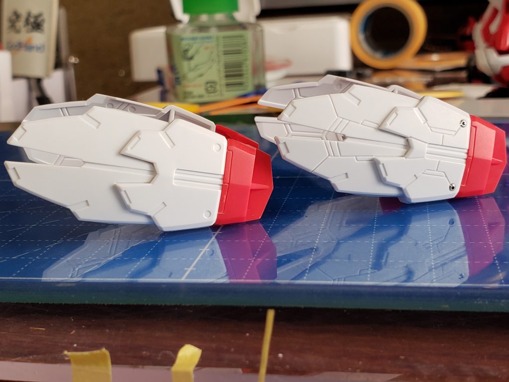 左右対称になりました。今回の使用ツールはスジボリカーバイド3mm。一本の線毎に25〜35回ほど彫っています。溝が荒れるので可能な限り力は入れないように心がけて。彫りが浅いと塗装した際に彫った部分が埋まってしまいスミ入れすら出来なくなってしまうので注意。彫るとバリが発生するのでヤスリがけするか爪楊枝で除去しましょう。爪楊枝で擦りすぎると彫った部分のエッジが無くなってしまうので力加減には気を付けて。あとは姿勢も大事だったりします。手先がブレにくい姿勢を見つけましょう。集中が必要になるので、お経を流しながら掘るのも良いですよ!長くなってしまいましたが、今回はここまでです。これから筋彫りに挑戦したいと思っている方の助けになれば嬉しいです!【近況】年明けに転職したのである程度慣れるまではTwitterや模型から離れています。今までが結構ひどい環境だったので生活リズムを立て直すのもありますので、よろしくお願いします🙏