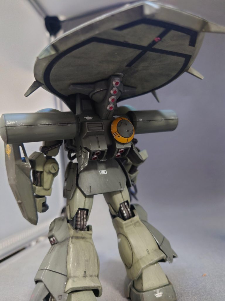 バックから。レドームの裏には本来モノアイが存在する(このキットにはシールすらない)のでレールを塗装で色分けした上でHアイズを埋めました。