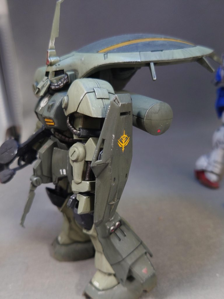 シールド。十字の部分の色は本来イエローですが、あの十字は“連邦のマーク“という印象が強いので「ティターンズ残党がネオ・ジオンに合流した際に持ち込まれたらしいMSが連邦のマークをそのままにしておくとは思えない」と思いわざと塗りつぶしました。