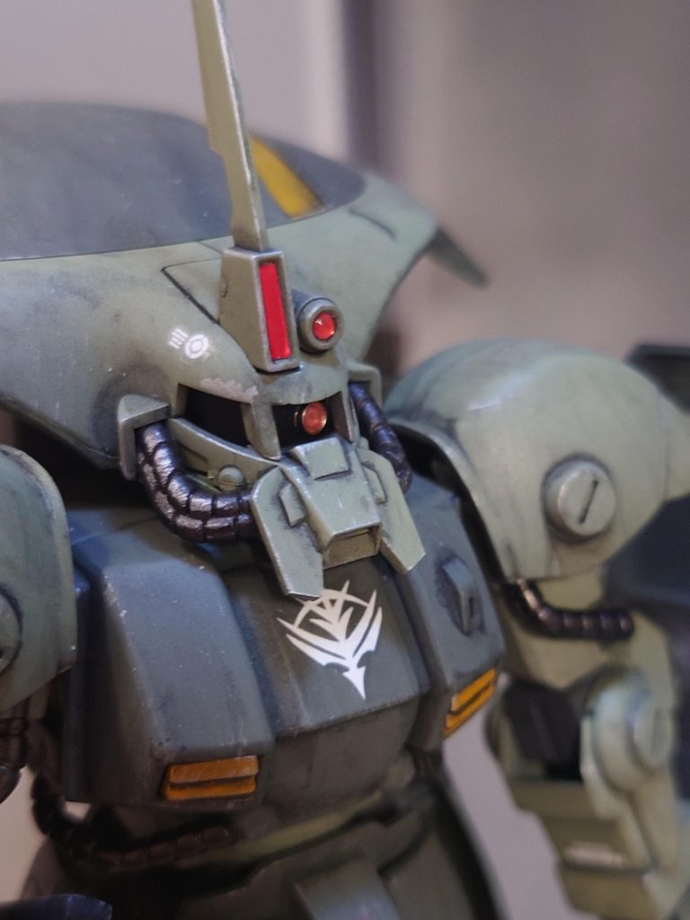 頭部のカメラやセンサー類はラピーテープやHアイズを、モノアイはHiQパーツのSPプレート+Hアイズを埋め込みました。キットにはモノアイのシールしかないからここらへんはアドリブでどうにかしないと何やら寂しいことに·······