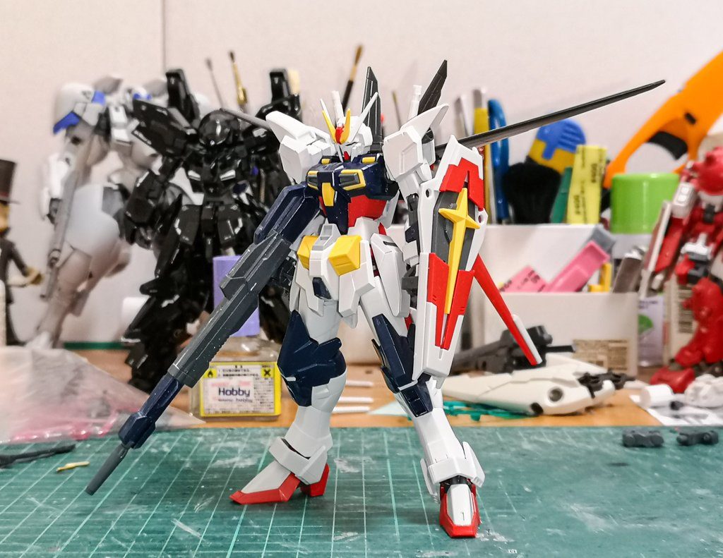 主にガンダムシャイニングブレイクとアメイジングストライクフリーダムガンダムとフォースインパルスガンダムを使用しています。たまたま組み換え時の成型色の配色が良かったのでほぼそのまま全塗装しています。できるだけ組み換え感のない自然な形を意識してシンプルに作りました。