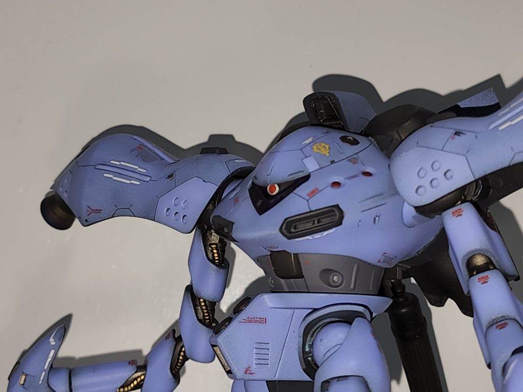 アイサイトは中空パイプをはめてシルバーの縁を、各パーツの合わせ目も極力消してます。メインカラーはガイアカラーのラベンダーを調色、パーツ毎に明暗をつけてます。