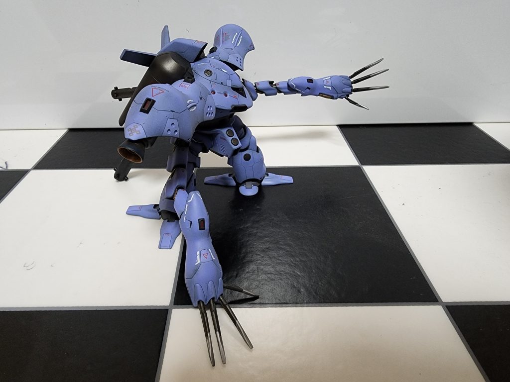 肩や頭部も後ハメ加工に、モールドを少々追加。パイプや爪など、細かいところはエナメル塗装で。肩にはジェットパックから切り落としたジェット部分を埋め込み、中はつや消しブラックで目立たぬように誤魔化す。