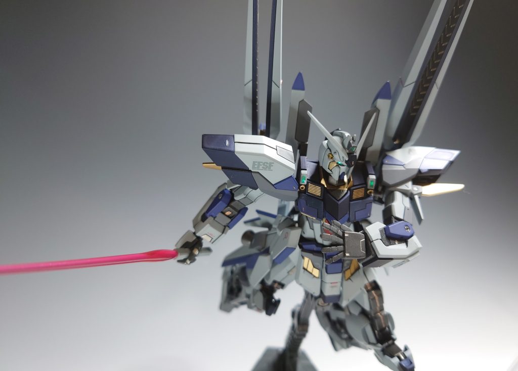 【作中イメージ】 ビームサーベルを構えて特攻!・本キットには平手パーツが付属しませんので 今、取り付けてあるのは他のキットのものです。 そのためカラーリングが違います… 平手パーツ欲しかった…