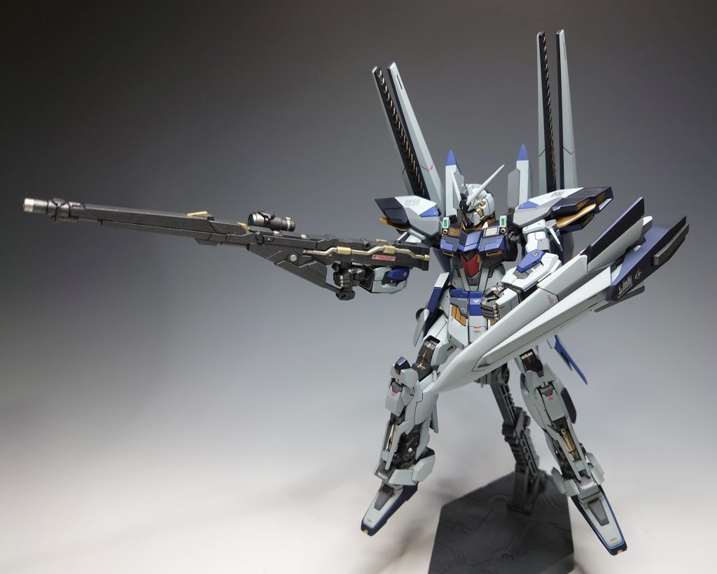 【ロング・メガ・バスター】[設定]　長射程の大型携行火器。　通常のビーム・ライフルとは　比較にならない威力を示す。・合わせ目が嫌な位置にあって　モデラー泣かせでした。