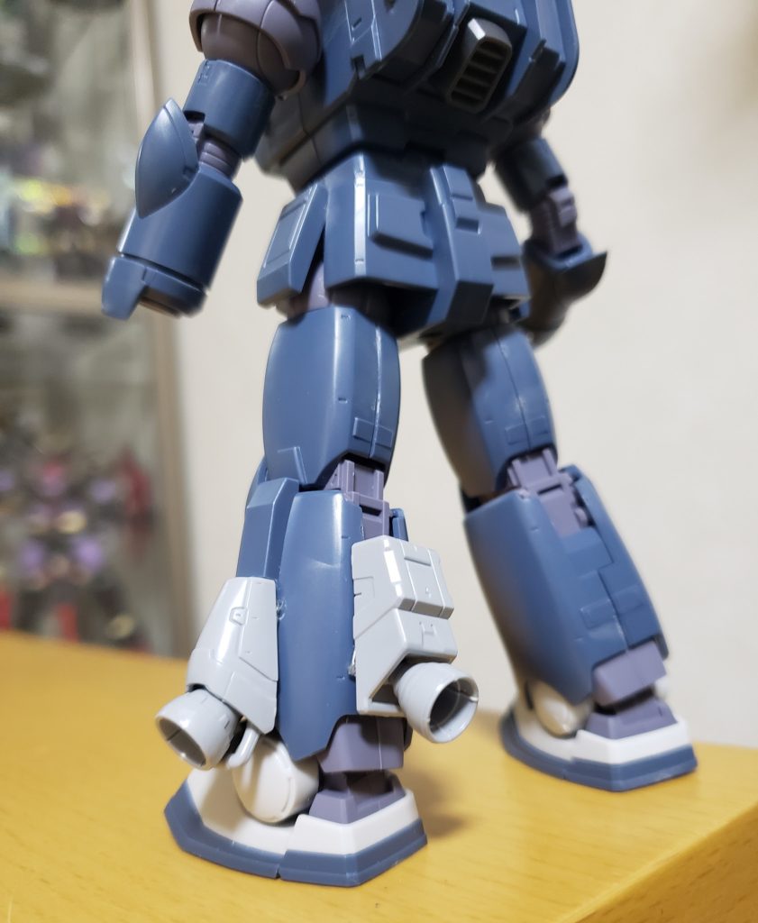 高機動型化するために脚部にビルダーズのバーニアを仮付けした状態。このあとエポキシパテで段差を埋めたりしてます。