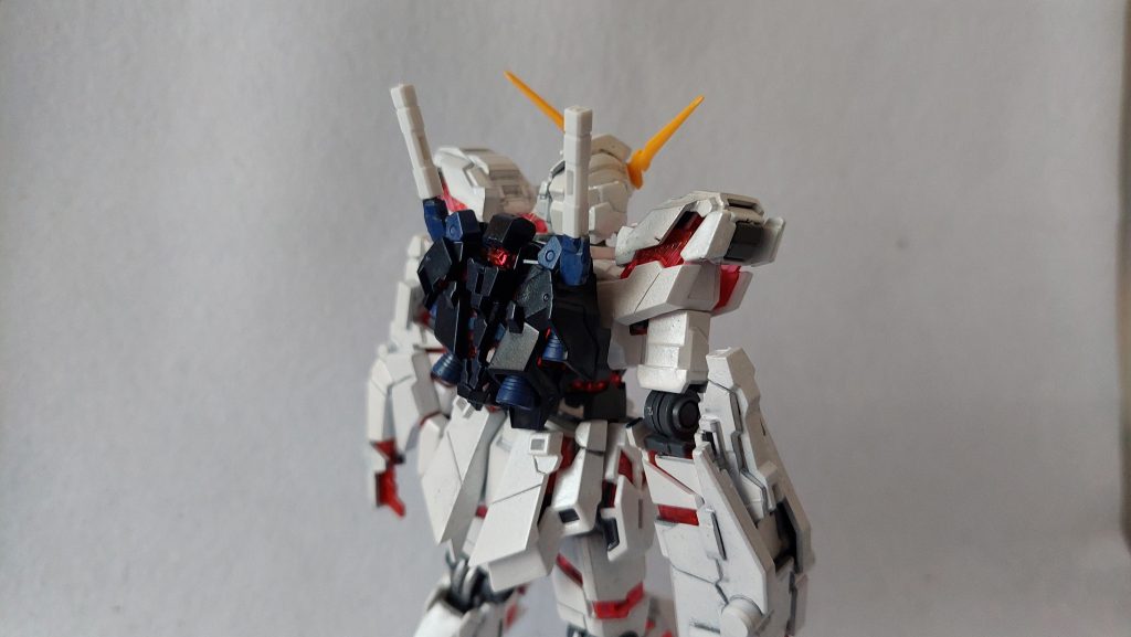 バックパックやスリッパはタミヤのダークブルーで塗装。そこから伸びるビーム・サーベル接続部やバーニアはガンダムマーカーのティターンズブルーでちょいちょいと仕上げました。なお、背中の右側のビーム・サーベル接続軸は前回同様落下で折れて接着剤でくっつけています(今気づいたが向きが間違ってる……)。抜刀させる気はありませんがこんなところで兄弟機にならんでも。