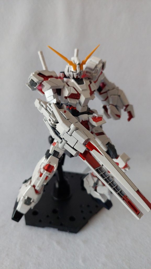 アームド・アーマーのサイコフレーム部分はクリアパーツではなく金色。スプレーで塗ってもしょせん同じにならないし、と割り切ってガンダムマーカーのロイヤルメタレッドで塗装しています。パッと見ではクリアパーツからそこまで浮かない色になって一安心。なお関節等はバンシィのものを使用しているため、1号機よりも暗いグレーになっています。