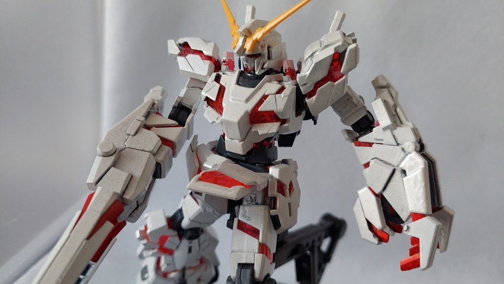 今回はHGUC ユニコーンガンダム(デストロイモード)をバンシィと同様の装備で製作。前回ユニコーンガンダムとバンシィの一応ミキシングを製作し、残ったまるまる1機分のパーツ。どう作ろうかな? と考えた時、やっぱりアームド・アーマー装備の1号機を作りたいな……ということでこちらになりました。ちょっと事情が違っていれば、バナージがこの状態のユニコーンガンダムに乗っていたかもしれませんね。