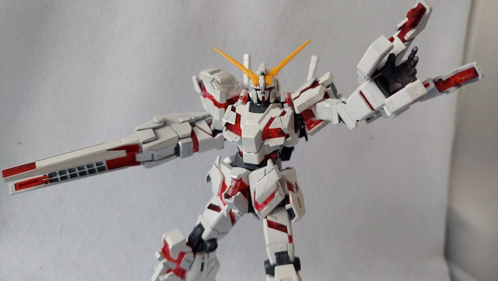 バンシィの装備スタイル、最初に見た時は腕に比べて背中に物足りなさを感じましたが、相手に俊敏に襲いかかる獅子のイメージとしてはこういう風に身軽な方がいいですね。異形だけどスッキリしたバランスが絶妙なデザインなんだということが分かりました。