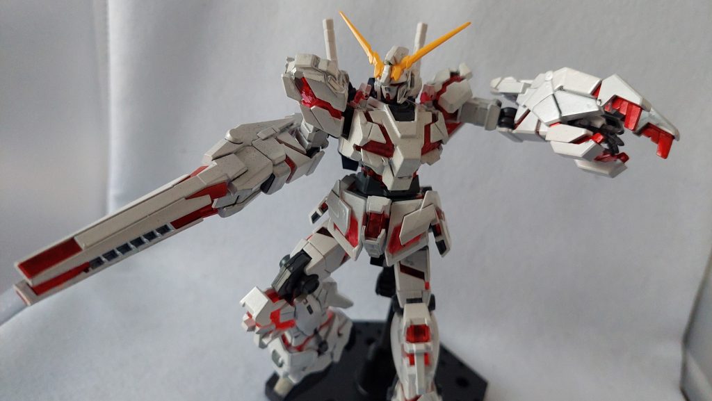 カラーレシピ主にクレオスのカラースプレーを使用本体ホワイト部:黒サフ→白サフ→光沢ホワイト→ホワイトパールバックパック等ブルー部:ダークブルー(タミヤ)バーニア等ブルー部:ガンダムマーカー ティターンズブルー武装レッド部:ガンダムマーカー ロイヤルホテルメタレッド脚部背面ケーブルシルバー部:4アーティストマーカー シルバー左手平手グレー部:ガンダムマーカー SEEDグレー(成型色ではバンシィの外装同様の濃紺のため)トップコート:光沢