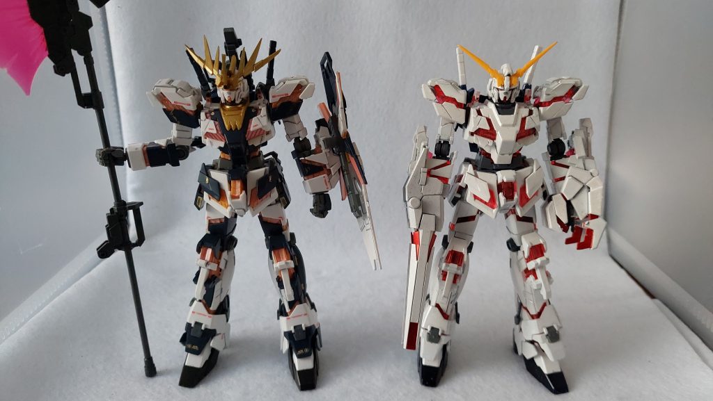 何度も塗装したこともあり、全体に厚ぼったい印象のプラモになりました。これだとデカール貼らない方が合うかな、ということでそのままトップコートの光沢を吹いています。デカールベタベタ、半光沢仕上げの前回のユニコーンガンダム・パッチワークとは全然違う方向性になりました。