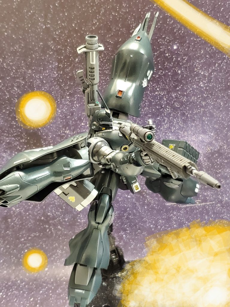 ケンプファーNは戦場で次々に敵機を撃破✨戦場に現れた漆黒の魔神ともいうべき力を発揮👍高い機動性の上、強襲型としての火力、隙の無い機体である😊🎶武器は狙撃用ライフル🔫ラケーテンバズ💥右肩に対艦用ミサイル🚀左足にオプションで10連ミサイルランチャーを装備👊