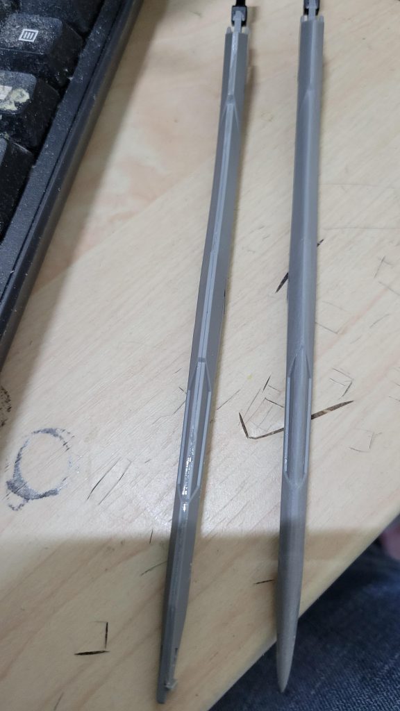 剣はキットそのままだと箱感が凄かったので、削って刃を立たせて何となく切れそうな感じ出るようにしてます。