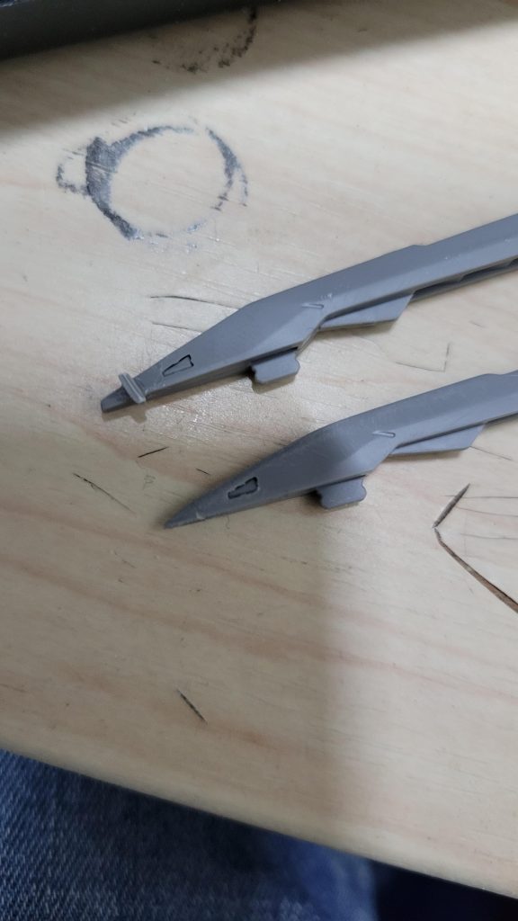 剣の先端付近にデカデカと合わせ目が出る箇所があったので、小さく切ったランナータグを薄く削って差し込んで塞いでます。