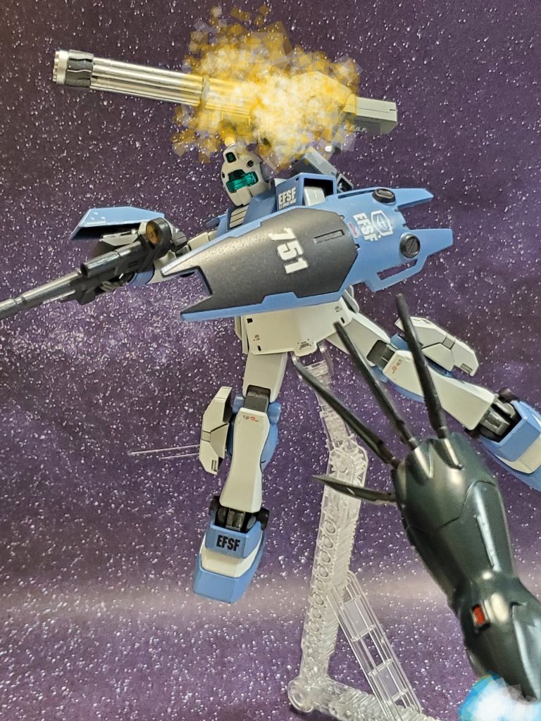 しかし次の瞬間❕敵のいないはずの方角からの攻撃でガトリングガンを破壊される😵❗何が起きたか判らず一瞬戸惑いをみせるキッシンガム中尉💦