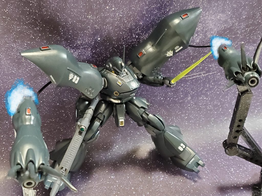 キッシンガム中尉は距離を置き状況を確認👀✨なんと❗❗敵の両肩のメガ粒子砲は有線式のビーム砲台で分離して攻撃をしてくるのであった😵💦キッシンガム中尉は敵パイロットが話に聞くニュータイプだと認識❕高機動性を活かしながら回避し、四方からの攻撃の対抗策を模索😔✨