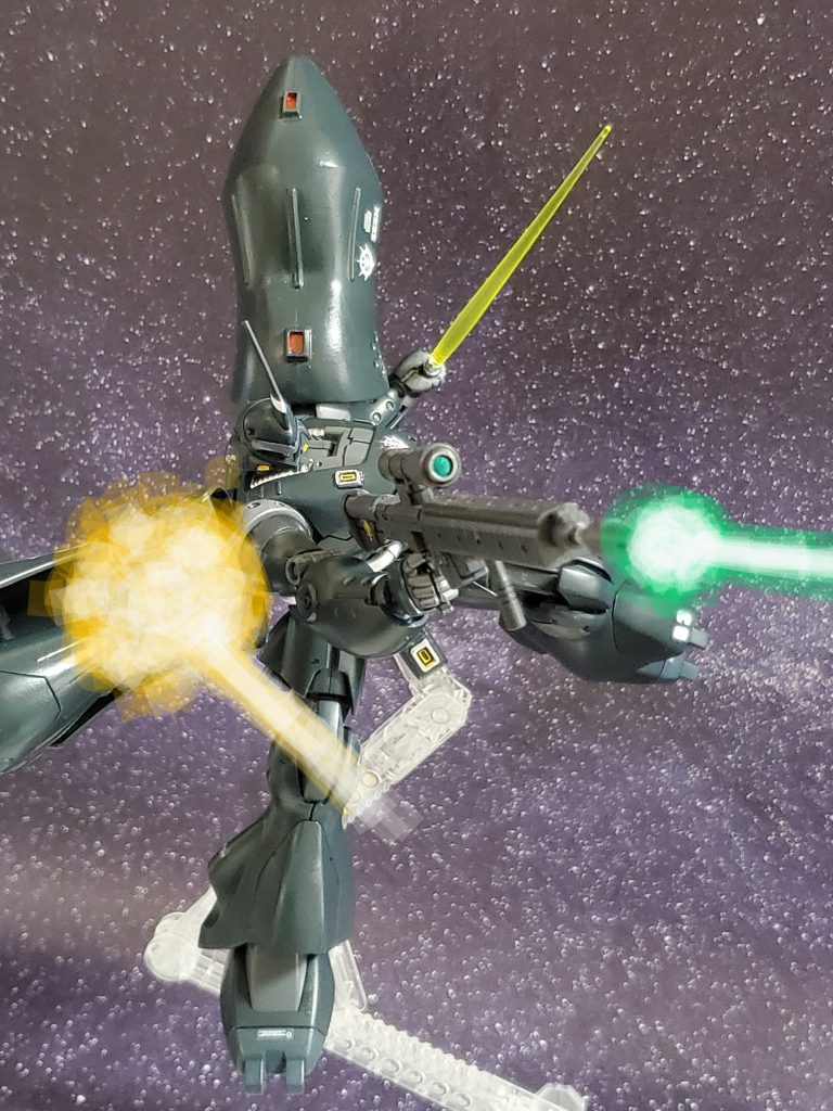 狙い通り右肩バインダーに直撃💥✨しかし、怯む事なくケンプファーNはライフルで反撃💦