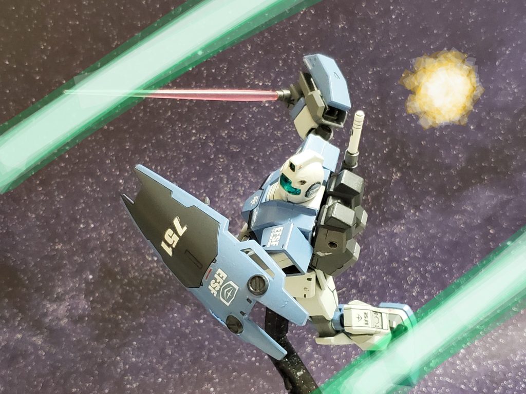 ビームライフルを失い後は接近戦あるのみ⚔️ここが勝負どころと前に出るキッシンガム中尉❕乱射されるビームを回避しつつ接近👊✨