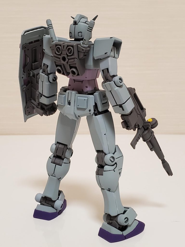 本体カラーが自分のイメージと違ったので、「これかな」ぐらいの感覚でライトゴーストグレーをランナー塗装しました。しかしそれにより、腹部等の薄いパープルがボヤけてメリハリがない感じに…。本来なら薄いパープルも別の色に塗装すれば良かったのですが、今回はこのまま製作を続行。更に塗装パーツの切り口をリタッチしたら別色に見える…気にしない事にします。