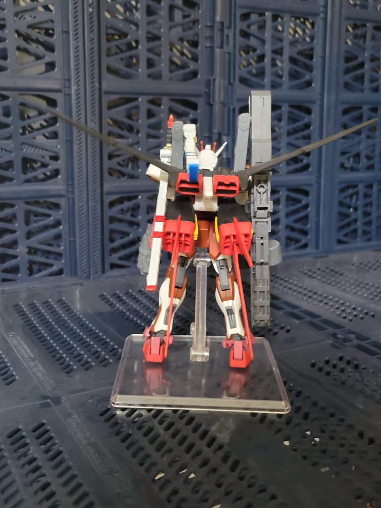 エールストライカーパックをベースとしていて、同等の推力となっているが、パーフェクトストライクガンダムと同様に過剰な武装で扱いが難しく、重量による機動性の低下、エネルギー消費の問題は解決していない。
