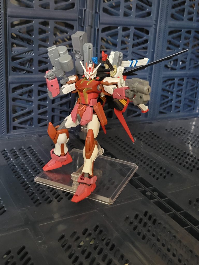 携行武器としてダブルドラム式マシンガンとエネルギーパック付きビームピストルを装備、実体弾のマシンガンとビームピストル側にエネルギーパックを追加することで本体からのエネルギー供給なしで使用できる。どちらも基本は使い捨てになっている。主に近距離から中距離へのけん制に使用する。これらとアカギ・カガ、パワーエクステンダーを用いて本体のヴァリアブルフェイズシフト装甲へのエネルギーを賄っている。ピンク部分はストライクルージュに近い通電、赤部分はフレーム強度の向上、白部分は通常のストライクガンダムに近い通電になっている。