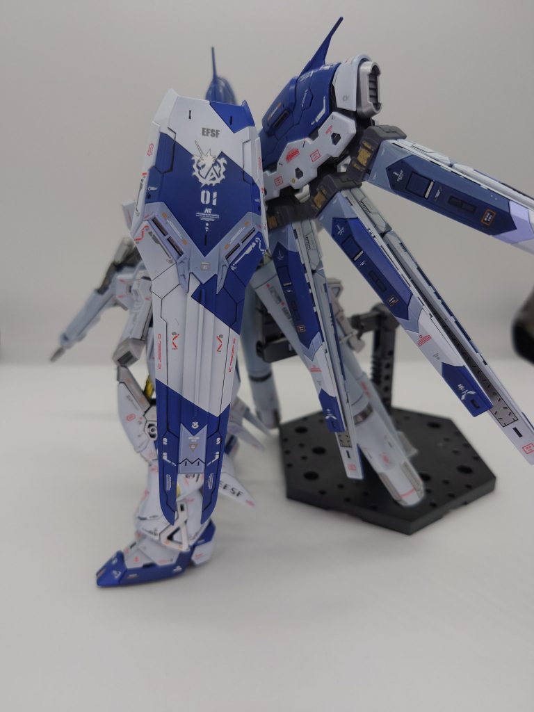 RGはスジボリなどの手を加える必要がないため、デカールだけは拘ってみました。一部金属色以外は付属のリアリスティックデカールではなく、水転写のガンダムデカールNo132を使っています。