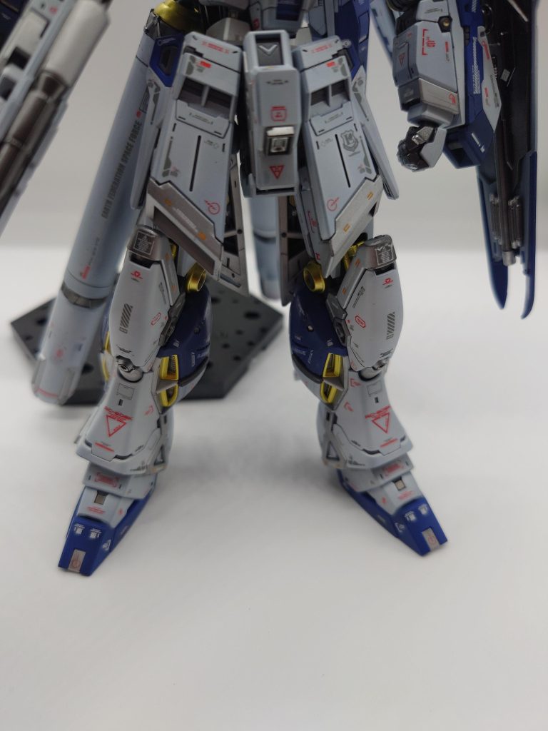 専用水転写デカールだけじゃさびしすぎたので、○ハイキューパーツのコーションデカール○1/144逆襲のシャア○1/144ユニコーンガンダムその他で余ったデカールを使い、何もない所が無くなるくらい貼りまくってます。